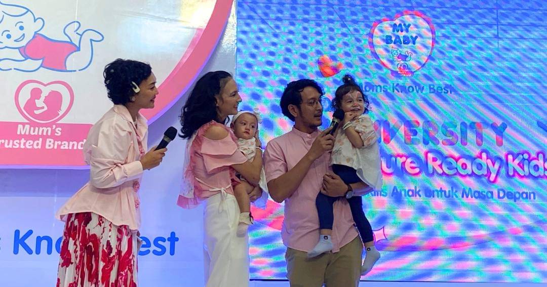 Nadine Chandrawinata dan Dimas Anggara bersama Djiwa dan Djala dalam MY BABY Momversity 2024 di Bintaro Jaya Xchange, Tangerang Selatan, Sabtu (31/8/24). - Popmama.com/Salsyabila Sukmaningrum